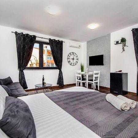 Deluxe Apartments A&A - 2 Ровінь Екстер'єр фото