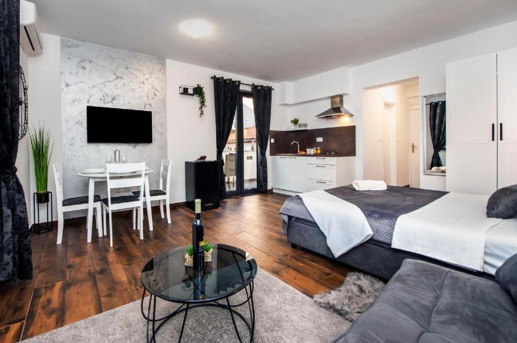 Deluxe Apartments A&A - 2 Ровінь Екстер'єр фото