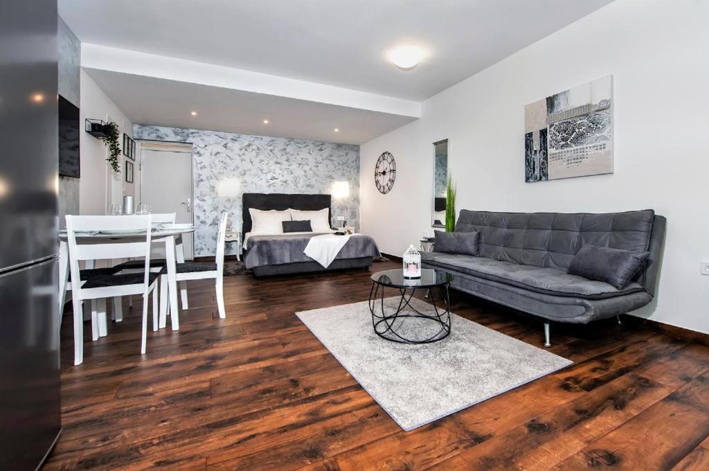 Deluxe Apartments A&A - 2 Ровінь Екстер'єр фото
