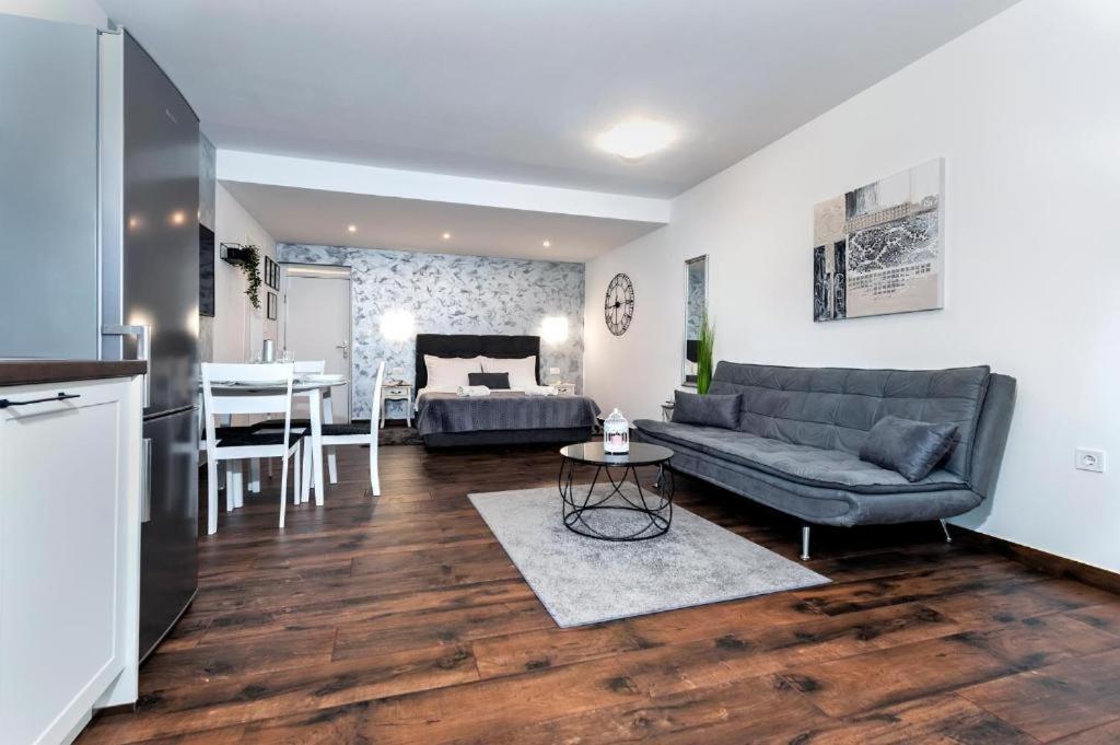 Deluxe Apartments A&A - 2 Ровінь Екстер'єр фото