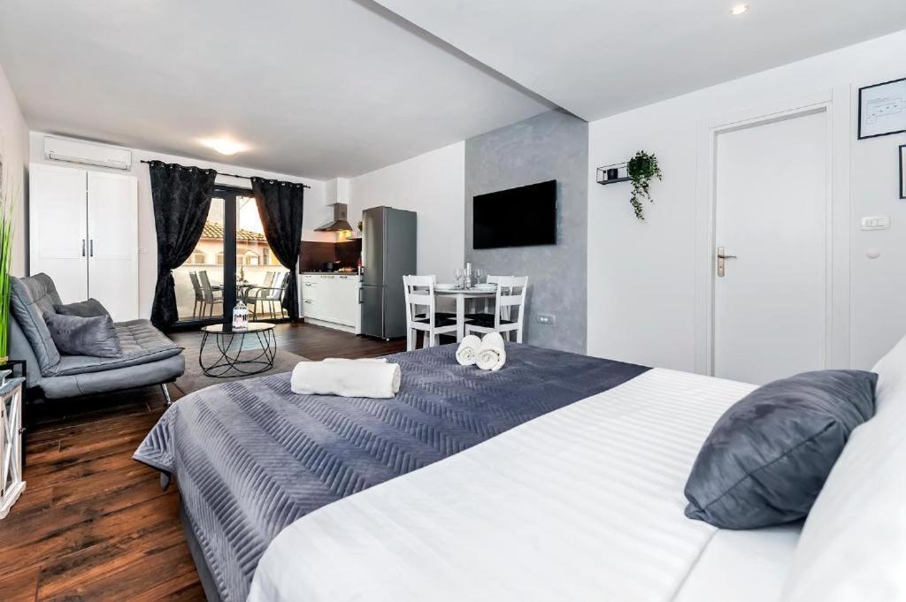 Deluxe Apartments A&A - 2 Ровінь Екстер'єр фото
