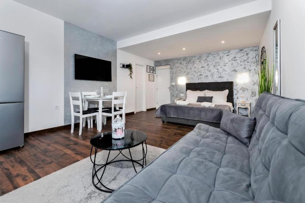 Deluxe Apartments A&A - 2 Ровінь Екстер'єр фото