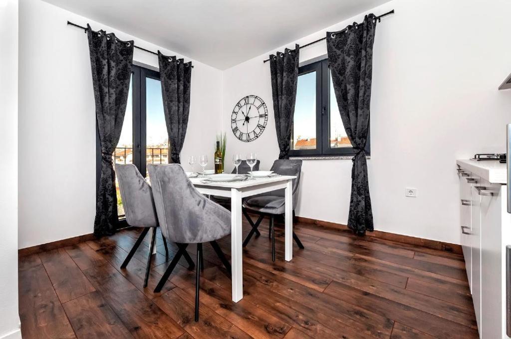 Deluxe Apartments A&A - 2 Ровінь Екстер'єр фото